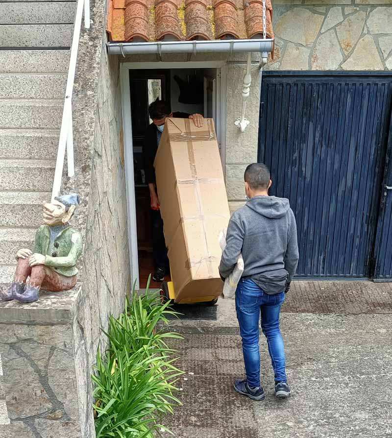 Recogida Muebles Bilbao - Rastro 2ª Oportunidad hombre cargando mueble